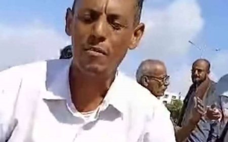 معلم يتعرض للإهانة العلنية في مظاهرة بعدن: تم دفعي دون سابق إنذار