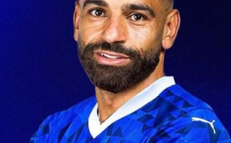 تركي آل الشيخ يشعل الجدل بصورة محمد صلاح بقميص الهلال السعودي!