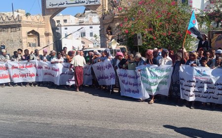 عاجل | مئات المحتجين أمام ديوان محافظة حضرموت رفضًا لتدهور المعيشة