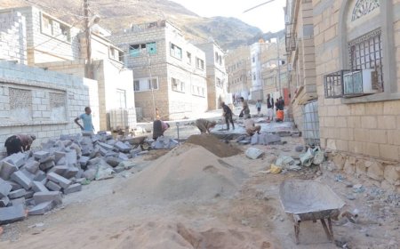 بدء مشروع رصف شوارع خلف القديمة في المكلا لتحسين البنية التحتية