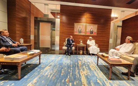 وفد يمني رفيع يصل مسقط في زيارة رسمية تستغرق عدة أيام