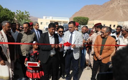 العمقي يدشن خدمة يمن فور جي للهاتف اللاسلكي والإنترنت في مديرية حجر
