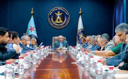 المجلس الانتقالي يطالب العليمي وبن مبارك بالعودة إلى عدن