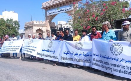 وقفة احتجاجية بالمكلا تطالب مجلس القيادة الرئاسي بتطبيع الأوضاع في حضرموت.. بيان