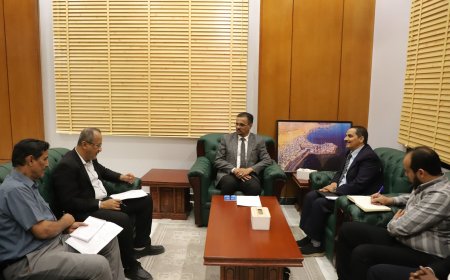 الأمين العام للمجلس المحلي بحضرموت يبحث مع وفد منظمة (كير) العالمية تنفيذ مشروع دعم الصيادين