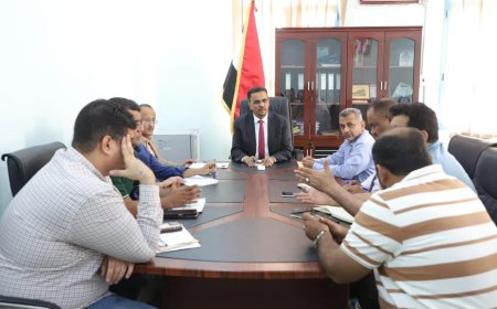 اجتماع برئاسة العمقي يؤكد صعوبة المرحلة ويُشدد على اتخاذ خطة طوارئ لإدارة الأزمة للقطاعات الخدمية