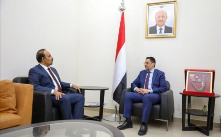 رئيس الوزراء يبحث مع محافظ حضرموت سبل تعزيز الخدمات والتنمية بالمحافظة