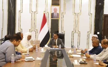 العمقي يترأس اجتماعاً لصندوق حضرموت الخيري ويطلع على مشاريع منظمة العون المباشر