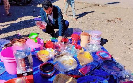 بسبب تدهور الاقتصاد.. شاعر يمني يمتهن هذا الأمر