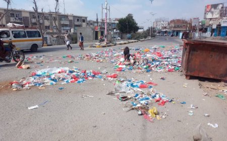 عمال النظافة في أبين يحتجون بإلقاء القمامة في الشوارع