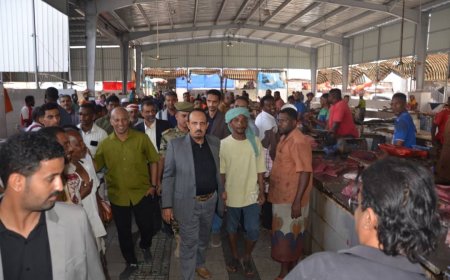 المحافظ بن ماضي يتفقد الأسواق وأحوال المواطنين في المكلا