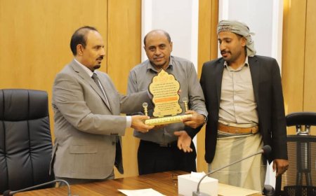 المحافظ بن ماضي يتسلّم درع الوفاء من إدارة نادي الاتفاق بالحوطة