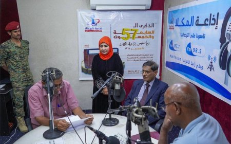 عضو مجلس القيادة الرئاسي فرج البحسني يطلع على خطة إذاعة المكلا لشهر رمضان