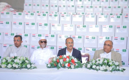 بشراكة مجلس حضرموت الوطني.. توزيع 6000 سلة غذائية لمرضى السرطان بدعم سعودي