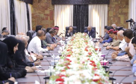 اللواء الزبيدي يعقد اجتماعًا بالسلطة المحلية والمكتب التنفيذي بحضرموت