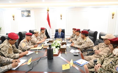 تحركات عسكرية كبرى.. الرئيس العليمي يجتمع بالقيادات الأمنية