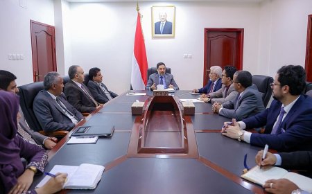 رئيس الوزراء يرأس اجتماعاً مشتركاً لقيادة البنك المركزي ووزارتي المالية والنفط