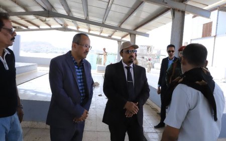 محافظ حضرموت يتفقد مركز الإنزال السمكي بحصيحصة بعد إعادة تأهيله