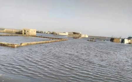 الحديدة تغرق.. مياه البحر تجتاح منازل في اللحية وتشرد مئات الأسر