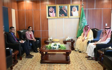 السفير آل جابر يبحث مستجدات اليمن مع السفيرة البريطانية ويؤكدان دعم السلام والاستقرار