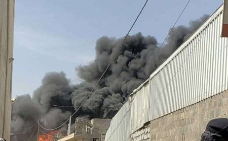 حريق ضخم يلتهم مصنع إسفنج في صنعاء