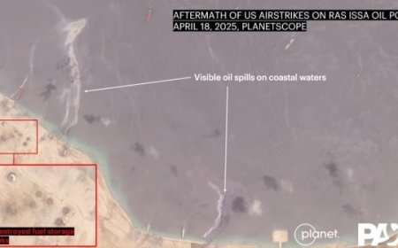 غارات أمريكية تتسبب في تسرب نفطي واسع قبالة ميناء رأس عيسى بالحديدة