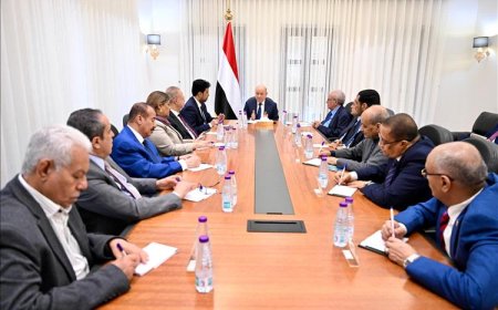 العليمي يبحث مع هيئة التشاور وقيادات الأحزاب مستجدات المعركة والتحديات الاقتصادية