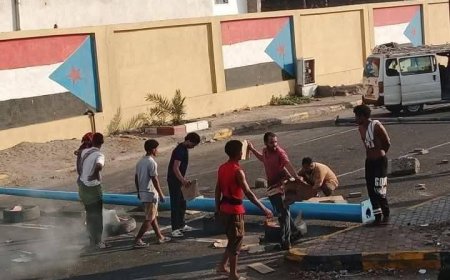 احتجاجات غاضبة في عدن على خلفية انقطاع الكهرباء بشكل شبه كلي