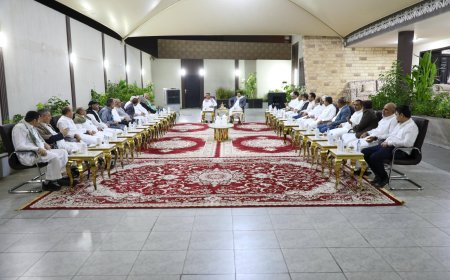 عضو مجلس القيادة الرئاسي عبدالله العليمي يلتقي قيادات التكتل الوطني بالرياض