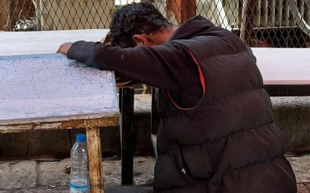 شاب يلفت الأنظار بطريقة نومه الغريبة في شوارع صنعاء.. ما القصة؟