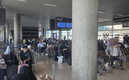 عشرات المسافرين اليمنيين عالقون في مطار عمّان بعد تأخر رحلتهم إلى صنعاء عقب الغارات الإسرائيلية على المطار