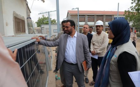 العكبري يتفقد سير العمل في تنفيذ مشروع منظومة الطاقة الشمسية المتكاملة لمبنى ديوان الوزارة 