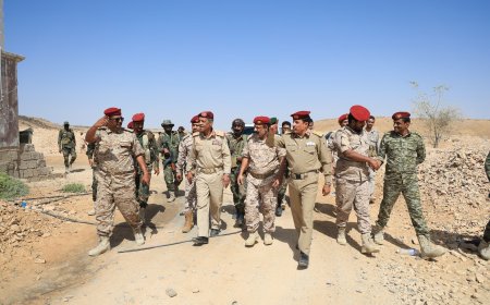 قائد المنطقة العسكرية الثانية يطلع على الجاهزية القتالية للواء شبام بدوعن