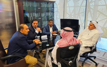 محافظ حضرموت ووزير الكهرباء يناقشان مع البرنامج السعودي مشاريع استراتيجية للكهرباء والتعليم العالي