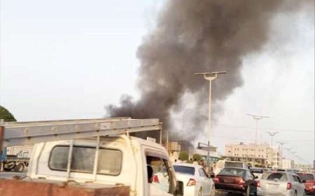 حريق هائل في مستودع بطاريات وألواح شمسية وسط الغيضة.. ما السبب؟