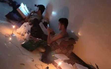 طلاب عدن يذاكرون بالشموع داخل فندق مدمر.. والداعري يطلق صرخة إنسانية