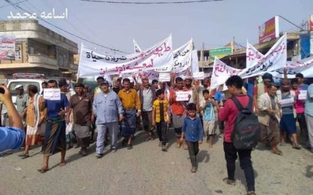 مظاهرة شعبية في أبين تطالب بفتح طريق عقبة ثرة الاستراتيجي المغلق