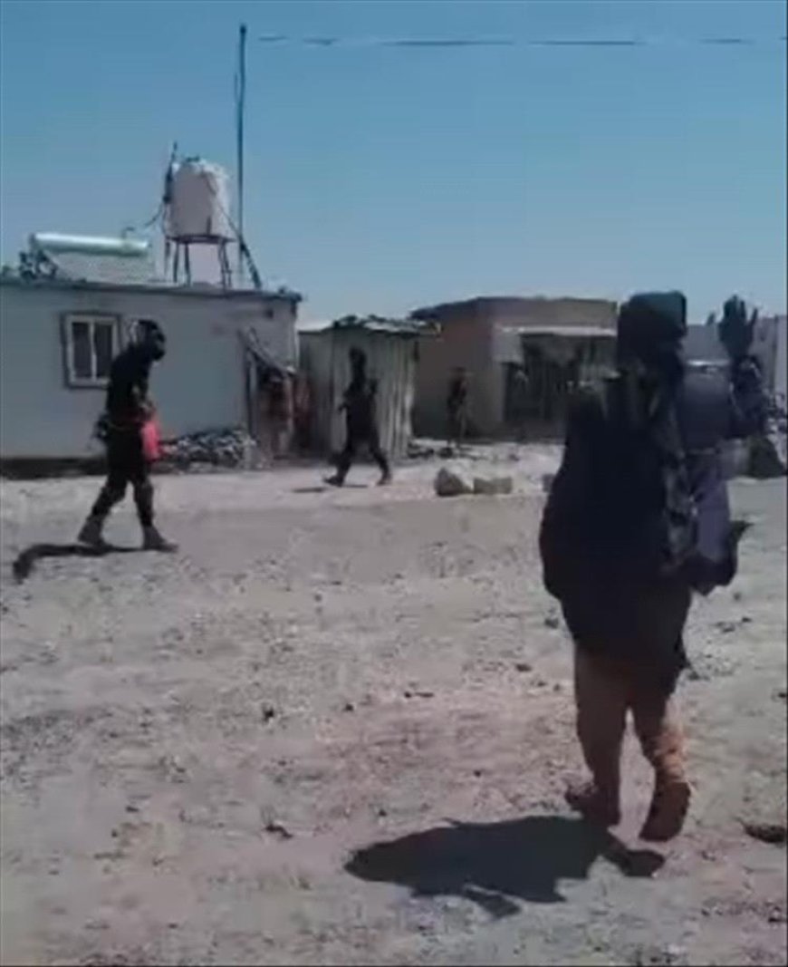 مواطنو عنس يشعلون النار في مراكز الجباية الحوثية احتجاجاً على الإتاوات المجحفة