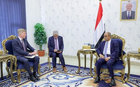 في العاصمة المؤقتة عدن.. رئيس الوزراء يستقبل المبعوث الأممي لبحث جهود إحلال السلام في اليمن