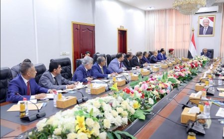 اجتماع حكومي يضع الاقتصاد في صدارة الأولويات ويقر تدابير للسيطرة على انهيار العملة