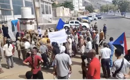 رئيس الوزراء يلتقي محتجين أمام قصر معاشيق بعدن