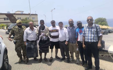 لقاء صريح بين رئيس الوزراء وممثلي المتظاهرين في عدن.. والوعود تصطدم بواقع الفساد