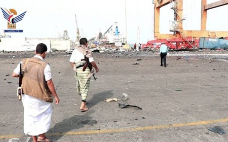 شاهد أضرار في أرصفة ميناء الحديدة جراء غارات للكيان الإسرائيلي