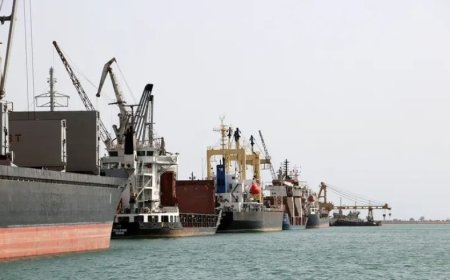 هجوم حوثي يتسبب بأضرار جسيمة لسفينة قبالة الحديدة