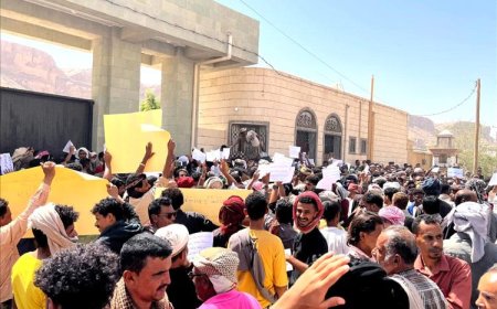 وقفة احتجاجية في دوعن تطالب بتحسين الكهرباء وتستنكر ملاحقة فرقة البندر