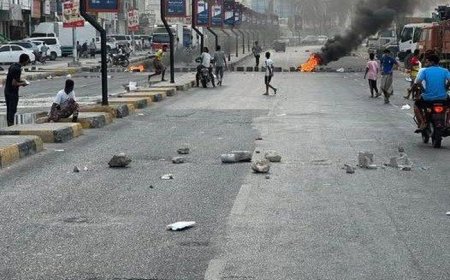 أزمة الكهرباء تشعل الشارع في المكلا.. احتجاجات واسعة وطرق رئيسية مغلقة