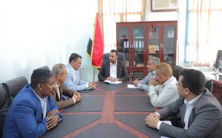 الوزير العكبري يناقش مع السلطة المحلية بحضرموت مستجدات الأوضاع واستعدادات العام الدراسي ٢٠٢٥/٢٠٢٦م