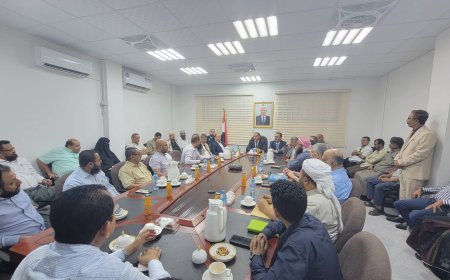 وزير الصناعة يبحث مع كبار التجار تخفيض الأسعار وفقاً لتراجع سعر الصرف