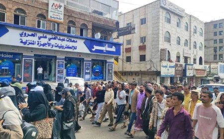 مواطنون يحتجون بطريقة عجيبة أمام مقر محافظة تعز