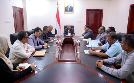 برئاسة رئيس الوزراء.. اجتماع حكومي يسرّع خطوات تأهيل ميناء الاصطياد السمكي